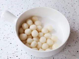抹茶奶冻白玉丸子,再将小丸子控干水分放入碗中