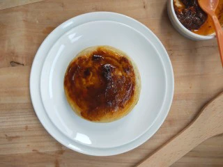 复刻街头美食~网厨第一个肉蛋堡,刷上自己喜欢的酱汁。