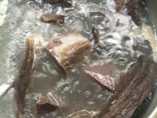 风味麻辣牛肉干,把上面的肥肉切下来，切小段用水煮十分钟捞出