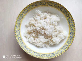 火腿豌豆蛋炒饭,米饭最好用隔夜的剩米饭，放冰箱冷藏一夜让部分水分蒸发，用来做炒饭最合适。 