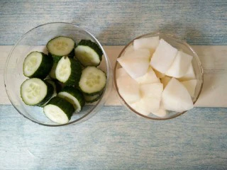 黄瓜蜂蜜梨子汁,黄瓜，梨子去皮切成小块