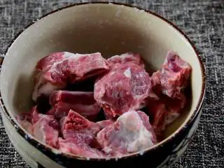 百吃不厌的鼓椒蒸排骨,学会了招呼客人不再愁,排骨洗净，沥干水分。