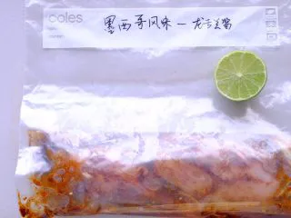 秘制异国风味鸡胸肉腌料&绝佳搭配 （减肥必备）,倒入腌料 封口 充分按摩哦！别忘了 放入冰箱腌制一晚 或者放冷冻层可以存放一个月