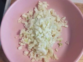 蒜蓉粉丝娃娃菜,蒜切末。