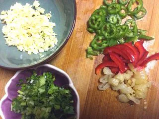 泰国风味凉拌菜,香菜，蒜切末，尖椒切薄圈，（我红尖椒没有了切了一点泡椒代替了有辣味就行）