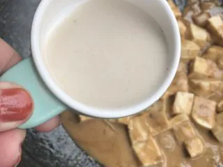 咸蛋豆腐(快手菜),待汁水减少时,加入淀粉水勾芡。