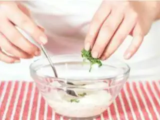 芒果薄荷卷饼(墨西哥风味),调味酱:将豆浆酸奶、薄荷丝、酸橙汁、辣椒粉、糖、盐及胡椒粉一起搅拌均匀即可