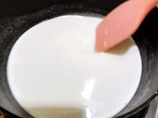 广式小吃——香甜Q弹伦教糕,最小火加热1到2分钟(期间一定要不停搅拌)