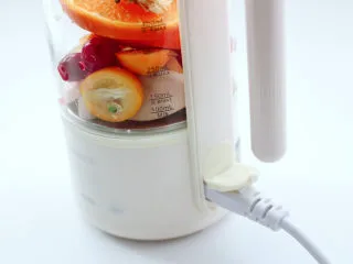 时令水果养生茶,养生壶插上电源。