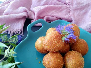 风情花生酱香蕉丸子,是不是很美腻，摆拍一下更有食欲了，有木有？朵妈可是一个人吃光光，嘻嘻！