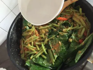 辣椒虾酱地瓜叶·东南亚风味,下地瓜叶翻炒，加小半碗水