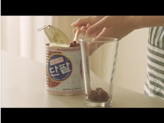 夏日特饮—红豆抹茶拿铁,蜜红豆30g放入准备好的水杯中