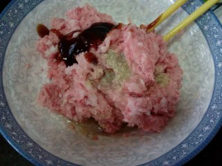 #地方特色小吃# 自制龙抄手,将肉取出放碗里,加少许盐,胡椒粉,料酒,蚝油,香油少量多次添加葱姜水,顺一个方向搅拌