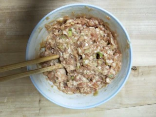 复刻街头美食~网厨第一个肉蛋堡,准备好肉馅,加入盐,鸡精,姜末,葱花,一点玉米淀粉,一点白糖,少许酱油,少许香油。