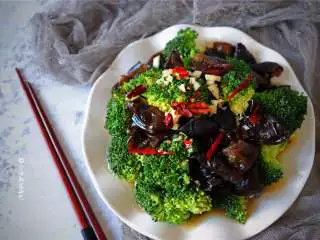 西兰花拌木耳,西兰花绝对是一道减肥菜 不仅营养丰富热量还低 凉拌西兰花木耳 了解一下