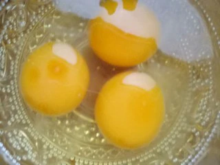 清真小吃之打卤面,鸡蛋三颗 (这是小鸡蛋 如果大的放两颗)打散。