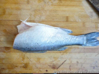 杏鲍菇爆鲈鱼,洗好鲈鱼，切去鲈鱼头