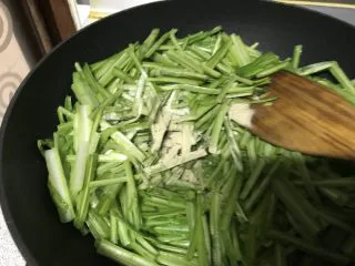 快手菜—青龙菜炒蛋,调入十三香,盐。