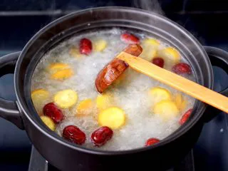 金燕耳金桔桂圆羹,小火继续炖煮5分钟左右,因为都是新鲜水果,所以很快就熟了。