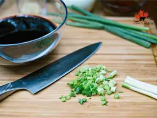 BBQ风味烤牛板腱,切碎小葱