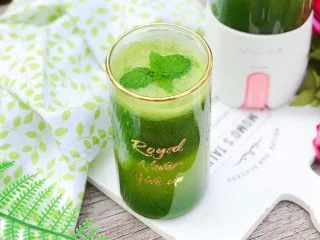 羽衣甘蓝芝麻菜苹果汁,健康美味有营养还美貌,叫我如何不爱它,哈哈~喜欢的宝宝们赶紧学做起来吧~