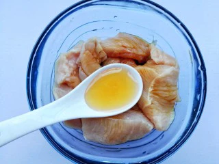 蜜汁香煎鸡胸肉,一勺蜂蜜。