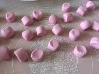 双色果蔬芋圆,然后搓成小长条,用刀切成等大的小剂子;