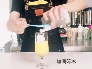 38℃酷暑，最佳饮料“水果气泡饮”，无酒精也能狂High,加入碎冰（满杯即可）