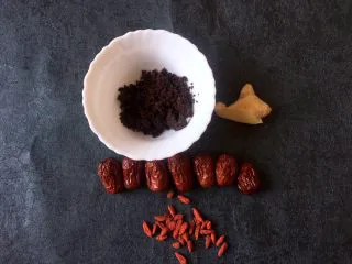 养生之姜汁红糖水,将红糖,苟记,生姜,红枣准备好