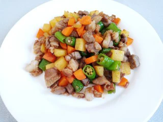 东北风味小炒,炒熟后盛出装盘。