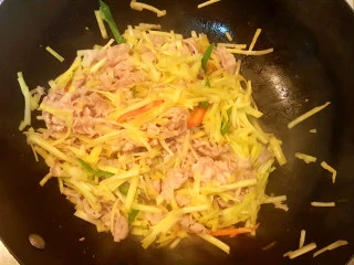 快手菜=>韭黄肥牛,再放入肥牛，翻炒，放入调味料，再用淀粉勾芡一下。