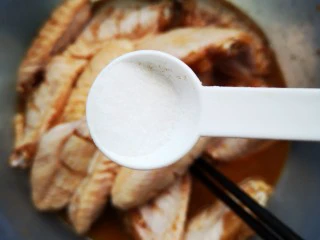 川香麻辣风味烤翅,加入少许盐