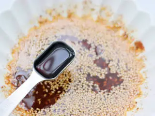 泰式风味酸辣虾,倒入生抽调色。