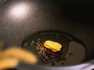 简单好学的孜然土豆片,土豆最好吃的做法,百吃不腻,锅中留底油,放入姜片、花椒、孜然炒出香味