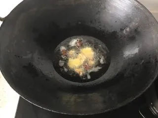 北方的“小鸡喝饼” 材料简单，饭菜同出！！,热锅冷油炸八角，姜