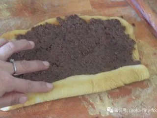 老北京小吃之“驴打滚”,从下至上卷起来。