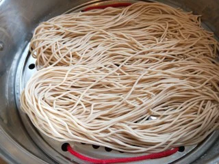 河北宣化特色小吃\卤菜\蒸莜面,做好的面铺在蒸屉上,准备做卤菜了。