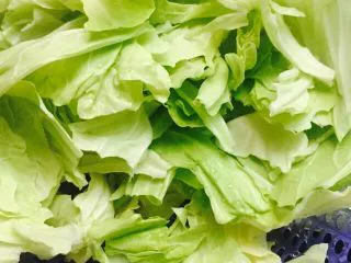 干锅包菜（简易版）,把包心菜剥成一片片后，用淡盐水泡10分钟洗干净，沥干水分用手撕成大小合适的片状