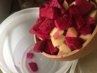 夏日果味酵素饮品,水果块倒入桶中