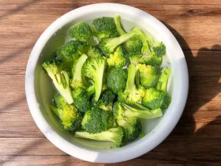 杏鲍菇炒西兰花,首先把西兰花切成小朵，清洗干净放入碗里，放入一勺盐，再加入适量水，浸泡30分钟，浸泡好清洗干净沥水待用。