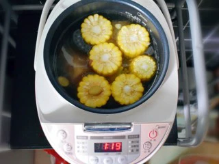 玉米胡萝卜山药排骨汤,40分钟左右(也就是电饭煲显示1:20左右时)后,加入玉米。