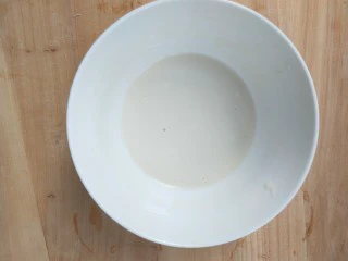 复刻街头美食~网厨第一个肉蛋堡,静置半小时~40分钟,面糊不能太稠也不能太稀,提起刮刀时,面糊会自然往下流淌最好。