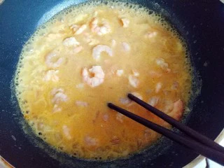 #东南亚风味的#椰汁咖喱虾,用筷子将虾仁分开，注意虾不要黏一起，大火煮开，再调小火5分钟即可。(期间用铲子轻轻的翻动)