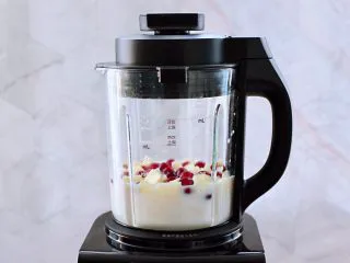 苹果蔓越莓奶昔,盖上盖子，启动破壁机榨汁功能。