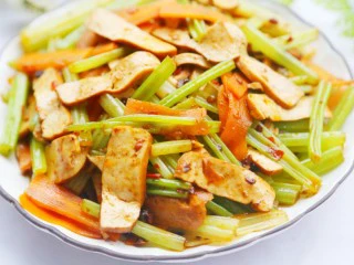 无敌下饭的芹菜炒香干,赶紧做起来吧。