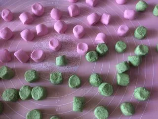 双色果蔬芋圆,全部做好的果蔬圆子;