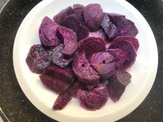紫薯糯米丸子,紫薯蒸好取出。