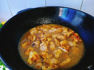 家常菜+红烧排骨,注入适量清水。
