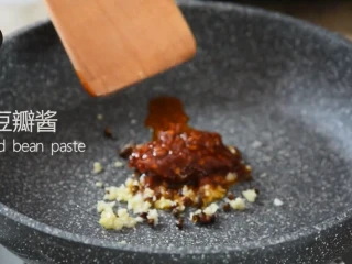 麻婆豆腐——美味诀窍大揭秘！,放入姜蒜、花椒、豆瓣酱煸炒