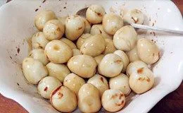 虎皮鹌鹑蛋红烧肉,鹌鹑蛋去皮后，加入适量的老抽进行搅拌均匀